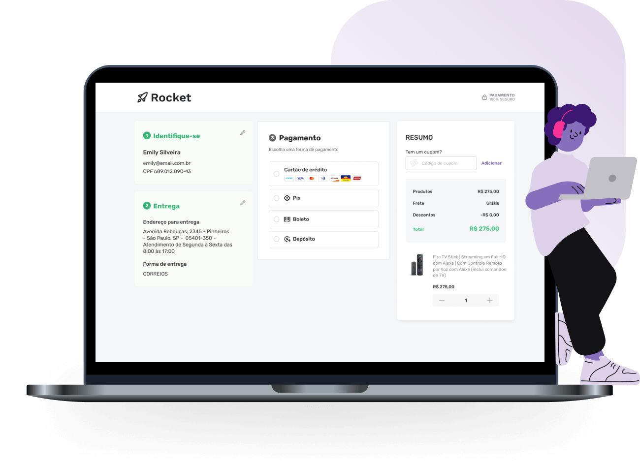 Um notebook está aberto mostrando a página do Checkout Transparente Yampi. Ele é dividido em três colunas: a primeira, com dados de identificação da pessoa compradora e endereço para entrega; a segunda, com informações de pagamento; e a tarceira, com um resumo dos valores da compra e o campo de cupom de desconto. No contorno do notebook consta a ilustração de uma pessoa feliz mexendo em um notebook, simulando a compra na loja.
