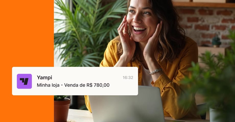 Mulher feliz reagindo à sua primeira venda no e-commerce