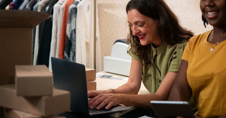 Mulheres iniciantes em dropshipping mexendo em sua loja online pelo computador